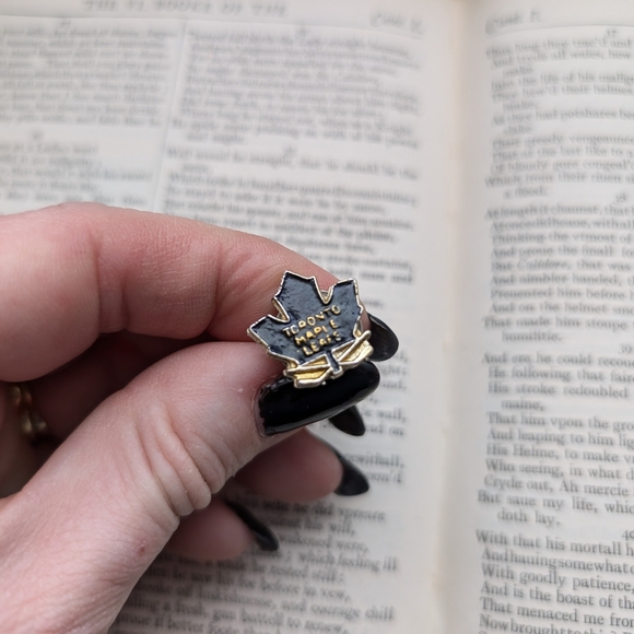 Vintage Maple Leaf Enamel Pin - Picture 4 of 4